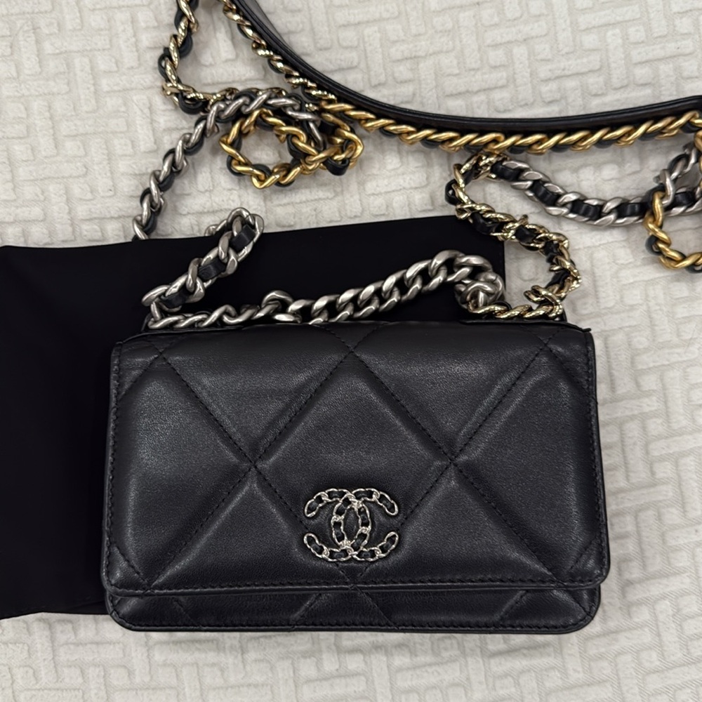 CHANEL Black Quilted Crossbody Bag with Chain Strap